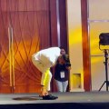 لتجنب السقوط مجددا: محمد رمضان يخلع حذائه قبل الصعود على المسرح