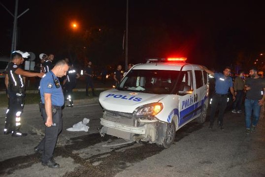 Polis otosu ile hafif ticari araç çarpıştı 2'si polis 5 yaralı