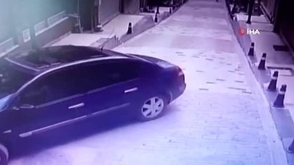 Park halindeki araç çay ocağına girdi, gazeteciler ölümden döndü...Kaza anı kamerada