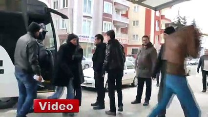 Gazeteciye tekme atarken düştü