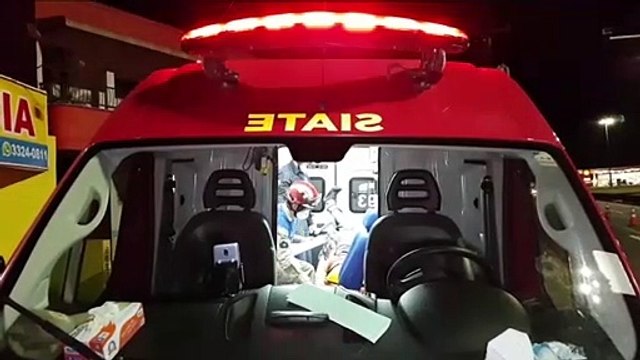 Rapaz fica ferido após bater moto na traseira de Chevette na Av. Carlos Gomes