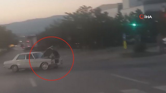 Seyir halindeki otomobilde Türk işi tamir kamerada