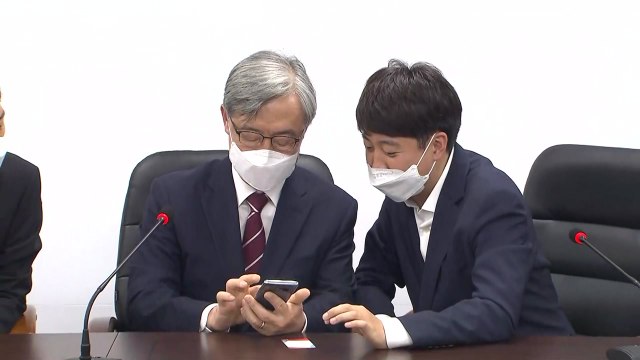 [영상] 모바일 '국민의힘' 입당 서류 작성하는 최재형 / YTN