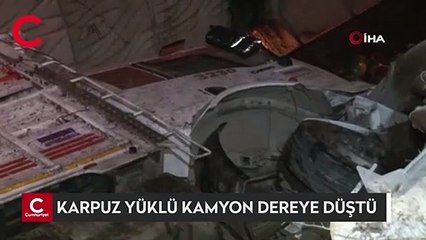Karpuz yüklü kamyon bariyerleri aşarak dereye düştü