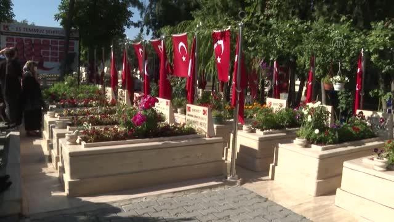 15 Temmuz Demokrasi Şehitliği ile Polis Şehitliği'nde anma programı düzenlendi
