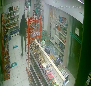 Kar maskeli ve kılıçlı hırsız, akaryakıt istasyonunu böyle soydu