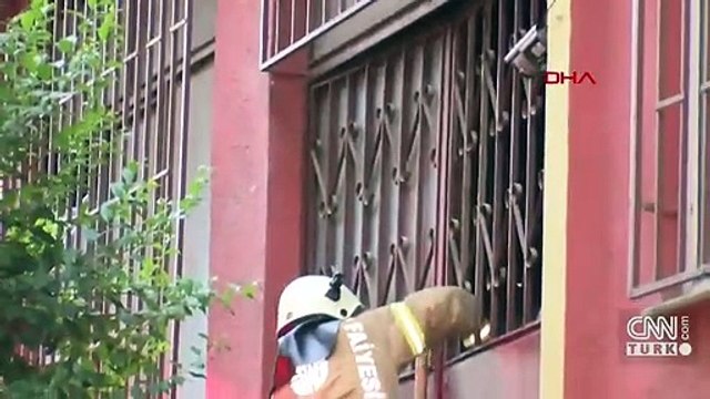 Zeytinburnu'nda 5 katlı binada yangın; itfaiye 8 kişiyi kurtardı