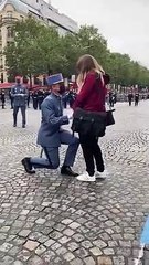 Juste avant le défilé du 14 Juillet 2021, un militaire fait sa demande en mariage