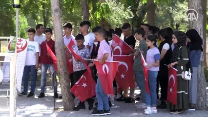 Video herunterladen: Şehit Ömer Halisdemir'in kabrine ziyaretçi akını