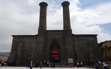 VAKIF ESERLERİ MÜZESİ'NE DÖNÜŞTÜRÜLEN ÇİFTE MİNARELİ MEDRESE'DE 90 ESER SERGİLENDİ