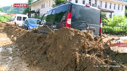 Rize'yi sel vurdu: Onlarca köy yolu ulaşıma kapandı