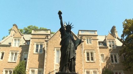 La réplique miniature de la statue de la Liberté trône désormais à l'ambassade de France de Washington
