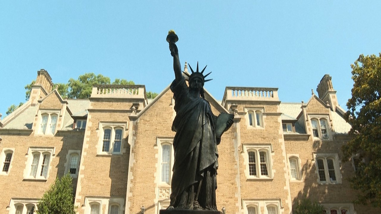 La réplique miniature de la statue de la Liberté trône désormais à l'ambassade de France de Washington