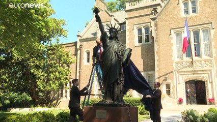 شاهد: تنصيب نموذج مصغر لتمثال الحرية بالسفارة الفرنسية بواشنطن