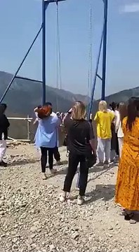 فيديو يكتم الأنفاس: نساء يسقطن من أرجوحة ارتفاعها 6300 قدم