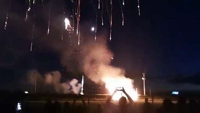 Vauvert : une haie prend feu au feu d'artifice