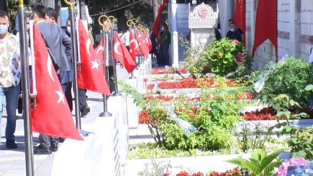 15 TEMMUZ'UN 5'İNCİ YILDÖNÜMÜNDE EDİRNEKAPI'DA ŞEHİTLER MEZARLARI BAŞINDA ANILDI