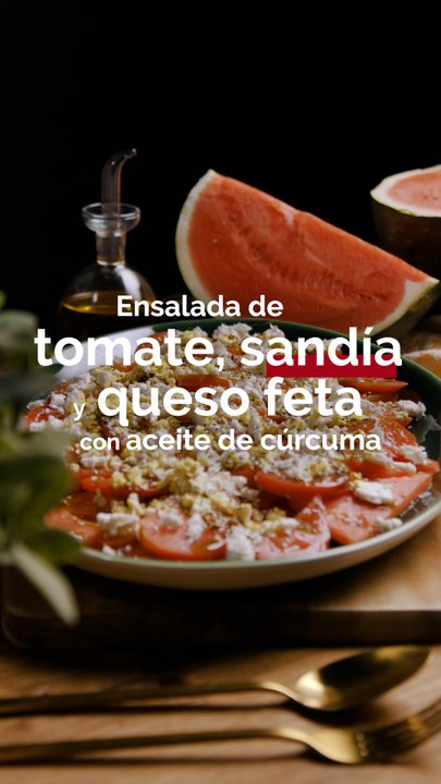 Ensalada de tomate, sandía y queso feta con aceite de cúrcuma