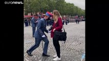 شاهد: جندي فرنسي يفاجئ صديقته بطلب يدها للزواج خلال عرض عسكري
