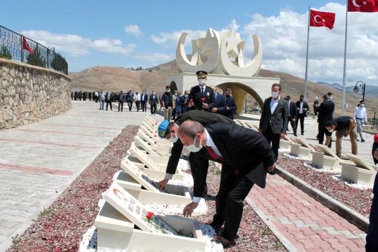 Şehit mezarlarına karanfil bırakıldı