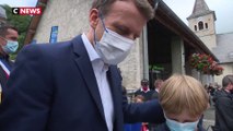 Emmanuel Macron reçoit un cadeau de la part d’un enfant