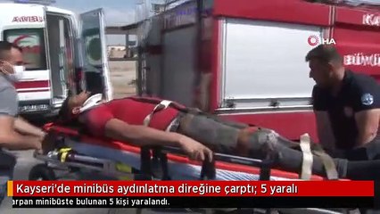 Kayseri'de minibüs aydınlatma direğine çarptı: 5 yaralı