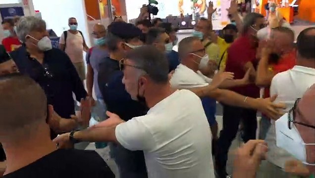 Napoli, protesta dei lavoratori Whirlpool: tensione con la polizia all'aeroporto di Capodichino