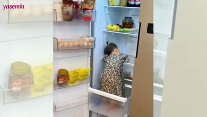 Sıcak havalara dayanamayan bebek buzdolabına girdi!