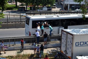 Kaza yapan otobüsün kapıları açılmayınca, turistler camları kırıp otobüsten atladı