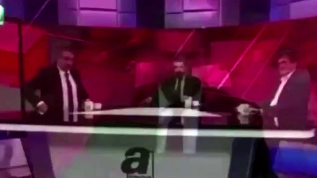 Canlı yayında mikrofon kazası! 'Ne para çalıyorlar sen bilmiyor musun?'