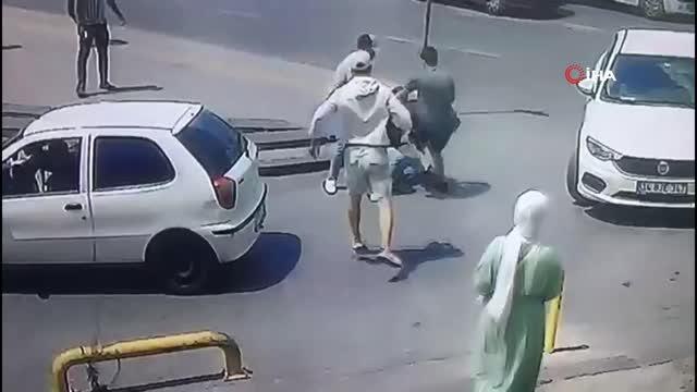 Gaspçılara ölümüne direndi, darp edilmesine rağmen çantayı bırakmadı...O anlar kamerada