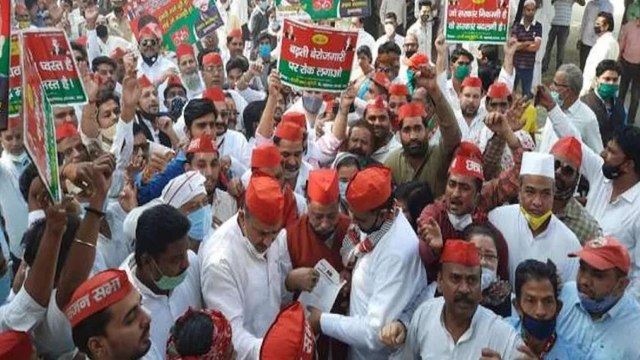 Samajwadi Party stages protest against BJP in UP