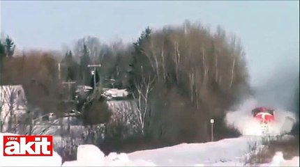 Tren karla kaplı raylardan geçti