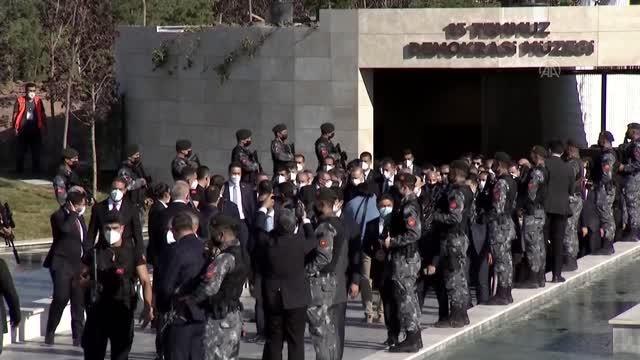 Son dakika haberi... Cumhurbaşkanı Erdoğan, 15 Temmuz Şehitler Anıtı'na çiçek bıraktı