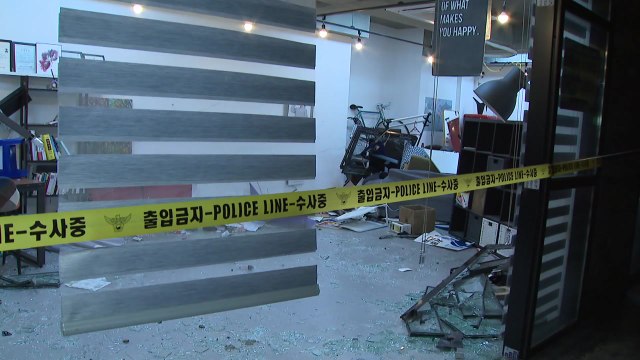 70대 운전 승용차 돌진...길 가던 시민 '날벼락' / YTN