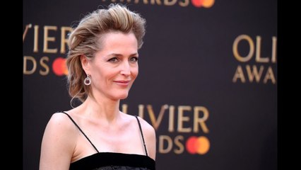 Gillian Anderson ditches bras doesn’t care if her ‘breasts reach her