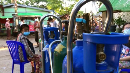 في بورما سكان رانغون يبحثون عن الأكسيجين في الشوارع من أجل المصابين بكوفيد