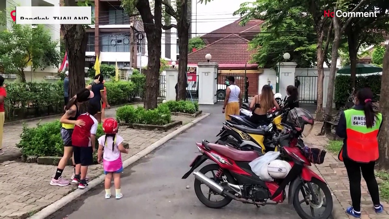 Bangkok: Feuerwehr stellt Python in Park sicher