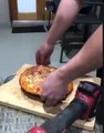 A maneira mais eficaz de salvar uma pizza que queimou para o jantar...