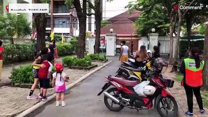 Una pitón gigante repta por Bangkok