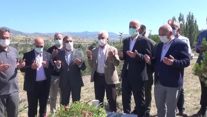 TÜRK-İŞ, 15 Temmuz şehidi Ömer Takdemir'i kabri başında andı