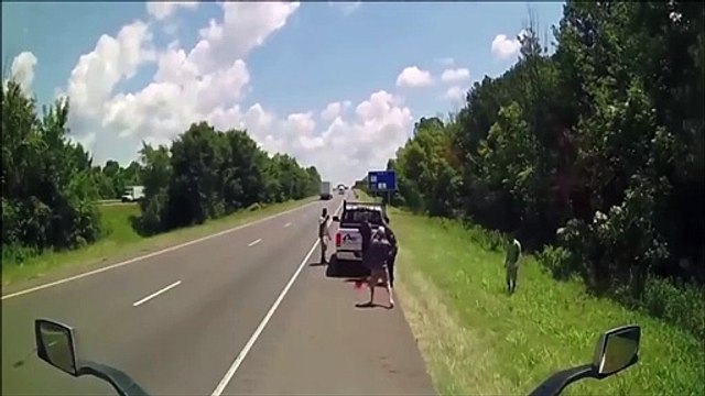 Il tente d'échapper à une arrestation en pleine route... mauvaise idée