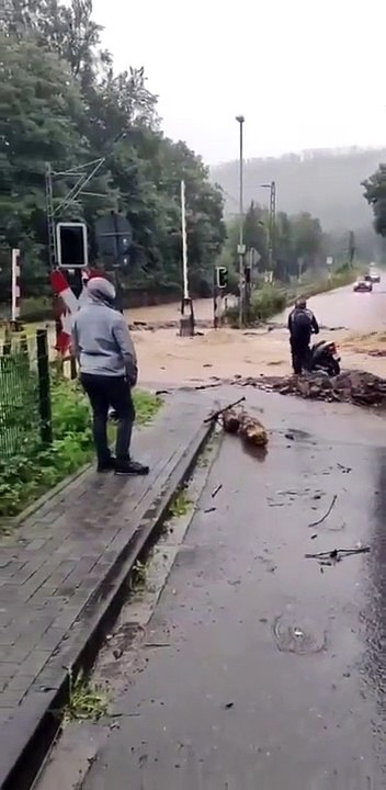 Il veut absolument traverser les inondations avec son scooter