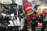 Surco: rescatan a dos personas atrapadas tras choque de furgoneta