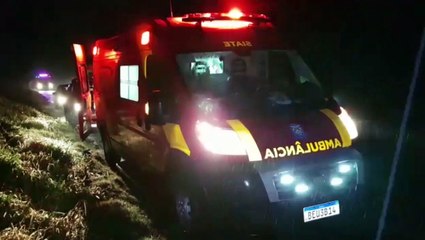 Carro capota na BR-467 e motorista é socorrido pelo Siate