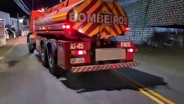 Ônibus fica destruído após pegar fogo em Florianópolis