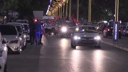 Doğu Anadolu'da vatandaşlar 15 Temmuz şehitlerini andı