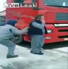 Arkadaşının cebine torpil koydu