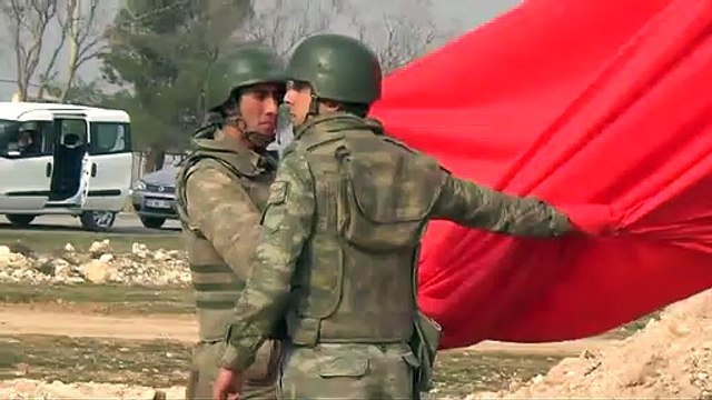 Kobani sınırına dev Türk bayrağı asıldı