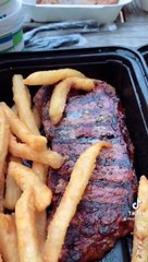 Universitária viraliza ao usar crédito escolar para distribuir alimentos para pessoas em situação de rua